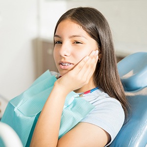 Girl with braces pain in Enfield visiting her orthodontist 